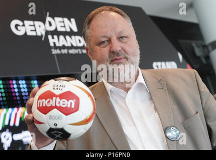 11 giugno 2018, Berlin, Germania: Andreas Michelmann, Deutscher Handballbund Presidente detiene una sfera durante la presentazione di Berlino la pallamano world cup embassador. Foto: Jörg Carstensen/dpa Foto Stock