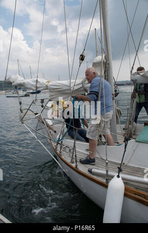 Colchester, Regno Unito. 11 giugno 2018. Il Sir Robin Knox-Johnston arriva nella sua barca Sulhaili a Falmouth, precedendo di settimane celebrazione dell anniversario. Il giovedì. Suhaili conduce la storica yachts, 2018 Golden Globe gara flotta e una flottiglia di barche di supporto su un tour celebrativo di Falmouth Harbour. Poi la partenza della carità SITRaN gara da Pendennis Point a Les Sables d'Olonne, Credito: Simon Maycock/Alamy Live News Foto Stock