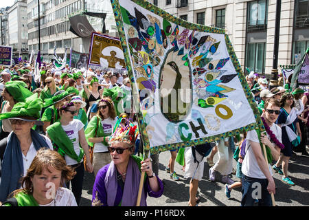 Londra, Regno Unito. Decimo Giugno, 2018. Processioni, una partecipazione di massa artwork prodotta da carciofo e commissionato da 14-18 ora. La illustrazione fornisce un ritratto vivente del Regno Unito le donne nel XXI secolo e si è inteso come "una espressione visiva di uguaglianza, la forza e la rappresentazione culturale, invitando tutte le donne di unirsi e di celebrare l'inizio lotta per il diritto di voto e di esprimere che cosa significa essere una donna di oggi". Credito: Mark Kerrison/Alamy Live News Foto Stock