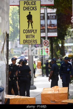 Singapore. 11 Giugno, 2018. Elementi di sicurezza guard fuori dall'hotel gli ospiti in Singapore, 11 giugno 2018. Il tanto atteso incontro fra Stati Uniti Presidente Donald Trump e Kim Jong Onu, top leader della Repubblica Popolare Democratica di Corea (DPRK) è iniziare da qui il martedì. Credito: Qin Qing/Xinhua/Alamy Live News Foto Stock