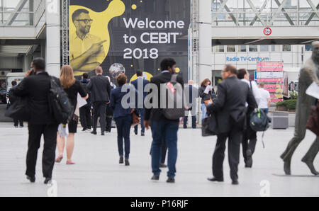 Hannover, Germania. 11 Giugno, 2018. I visitatori che arrivano al digitale "fiera Cebit'. Il Cebit è il tentativo di un nuovo 'festival' formato dopo tre decenni, che si svolge tra l'XI e il XV di giugno. Foto: Julian Stratenschulte/dpa Credito: dpa picture alliance/Alamy Live News Foto Stock