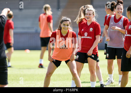 Newport, Wales, Regno Unito. 11 Giugno, 2018. Il Galles Womens Team internazionale di formazione, Newport City Stadium, Newport, 11/6/18: Galles squadra treno davanti a loro fondamentale world cup qualifier contro la Russia Credito: Andrew Dowling/Fotografia influenti/Alamy Live News Foto Stock