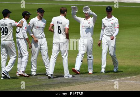 Manchester REGNO UNITO 11 giugno 2018 Tom Bailey (Lancashire) riceve congratulazioni per aver fatto uno dei suoi quattro wickets il terzo giorno della contea di gara di campionato contro Essex. Credito: Giovanni friggitrice/Alamy Live News Foto Stock