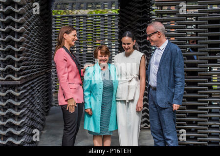 Londra, Regno Unito. 11 giugno 2018. Yana peel, CEO Serpentine Gallery, Sally Boyle, Goldman Sachs,Frida Escobedo, l'architetto Hans Ulrich,Obvist, Direttore artisitic gallerie a serpentina - Padiglione a serpentina 2018, progettato dall'architetto messicana Frida Escobedo. Il cortile-basato sul design richiama sia sull'architettura domestica del Messico e British materiali. È allineate il primo meridiano linea a Londra il Royal Observatory di Greenwich. Credito: Guy Bell/Alamy Live News Foto Stock