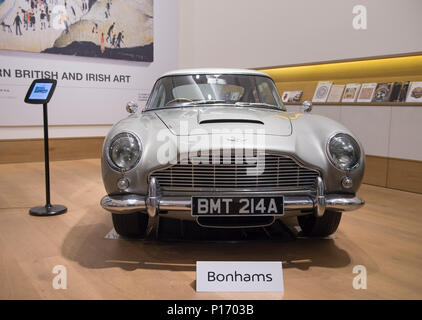 Bonhams, New Bond Street, Londra, Regno Unito. 11 Giugno, 2018. Display Bonhams il 1965 Aston Martin DB5 pilotato da James Bond (Pierce Brosnan) nel 1965 motion picture GoldenEye. Sarà offerto in vendita presso il Festival della Velocità di vendita, stimato a £ 1,200,000-1,600.000. Credito: Malcolm Park/Alamy Live News. Foto Stock