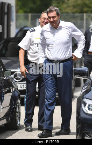 Markus SOEDER (membro Premier della Baviera) Immagine singola, tagliate, corpo pieno shot, figura intera. Il primo ministro Markus Soeder visite relè pilota della polizia di Monaco di Baviera il 11.06.2018. I piloti della polizia bavarese di garantire più sicurezza nello spazio pubblico, soprattutto in parchi e giardini. Come parte della sua dichiarazione, Primo Ministro Dr. Markus Soder per impostare un relè pilota in ogni città bavarese. Come parte di una visita al Reiterstaffel Muenchen Markus Soeder è dimostrata su un tour dell'area di servizio del relè pilota una preparazione della distribuzione con Dienstpferden. | Utilizzo di tutto il mondo Foto Stock