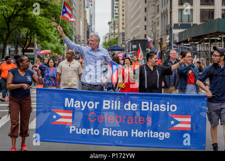 New York, Stati Uniti. Decimo Giugno, 2018. Il sindaco di New York Bill De Blasio - Sotto il tema "Un popolo, tante voci", la 61nazionale annuale di Puerto Rican Day Parade continuare celebrando il meglio di Puerto Rican di cultura e musica mentre rendere omaggio agli eroi che hanno contribuito al ripristino, ricostruzione e sforzi di rinnovamento poiché uragano Maria. La sfilata ha anche annunciato più illustri Puerto Ricans honorees a marzo fino alla Fifth Avenue il 10 giugno 2018. Credito: Erik McGregor/Pacific Press/Alamy Live News Foto Stock