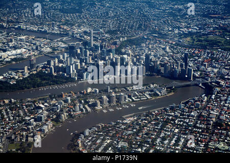 Fiume Brisbane, Story Bridge e il CBD di Brisbane, Queensland, Australia - aerial Foto Stock