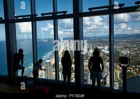 I turisti in cerca di vista da Q1 grattacielo e Surfers Paradise, Gold Coast, Queensland, Australia Foto Stock