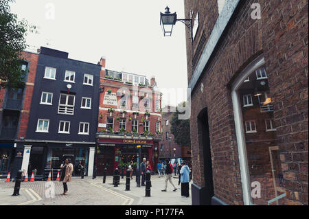 Angolo di Neal Street visto dalla fine di Earlham Street lungo con gli storici edifici che ospitano negozi e ristoranti nel centro di Londra, Regno Unito Foto Stock