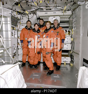 STS-93 equipaggio uscita di emergenza di formazione nel vano del personale Trainer (CCT). I cinque membri dell'equipaggio di STS-93 nel middeck mock-up sono da sinistra a destra: lo specialista di missione Michel Tognini, lo specialista di missione Catherine 'Cady' Coleman, pilota Jeffrey Ashby, Comandante Eileen Collins e lo specialista di missione Stephen Hawley. Foto Stock