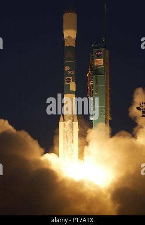 ICESat lancio - ICESat sollevato il 13 gennaio 2003, dalla base aerea di Vandenberg, California, a 4:45 p.m. PST a bordo di Boeing al razzo Delta II. Credito: NASA/Bill Ingalls Foto Stock