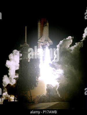 STS081-S-006 (12 gennaio 1997) --- lo Space Shuttle Atlantis solleva dal tampone 39B a 4:27:23 a.m. (EST) Gen 12, 1997 sulla sua strada per una missione di docking con la Russia la stazione spaziale Mir. Foto Stock