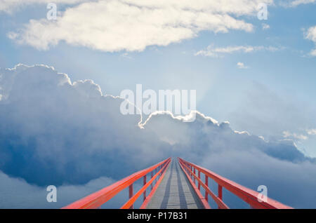 Ponte verso il cielo. Ponte verso il cielo. Concetto concettuale dei cloud. Cammino spirituale. Foto Stock