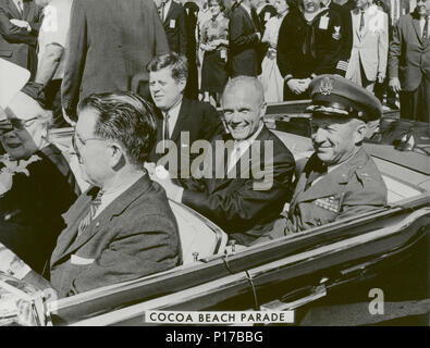 Il presidente John F. Kennedy (sinistra), John Glenn e General Leighton I. Davis ride insieme durante una parata di Cocoa Beach, Florida dopo Glenn la prima storica U.S. umana spacefight orbitale. Foto Stock