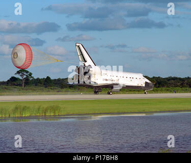 L'orbiter trascinare lo scivolo si gonfia dopo lo Space Shuttle orbiter Atlantis atterra sulla pista 15 del Kennedy Space Center Shuttle Landing Facility (SLF) a conclusione dei quasi 11 giorni di STS-86 missione. Ingranaggio principale touchdown era alle 5:55:09 p.m. EDT, 6 ottobre, 1997, con una missione non ufficiale-tempo trascorso di dieci giorni, 19 ore, 20 minuti e 50 secondi. Foto Stock