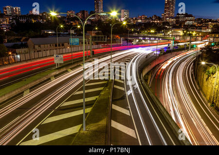 Percorsi di luce nella città come pendolari testa Home Foto Stock