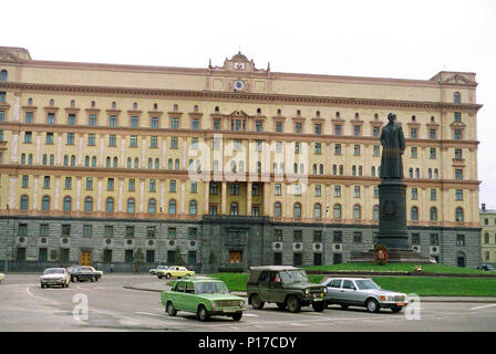 1985 Vista degli uffici del KGB sovietico della polizia di stato situato sul cerchio Dzerzhinski, a pochi isolati dalla Piazza Rossa. Foto Stock