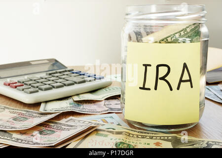 IRA scritto su un bastone e jar con dollari. Foto Stock