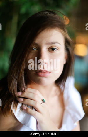 Close up ritratto di modella foto senza makep weearing argento Anello con Smeraldo. Foto Stock