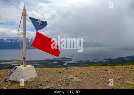 Bandiera cilena sul Cerro Bandera al di sopra di Puerto Williams Foto Stock