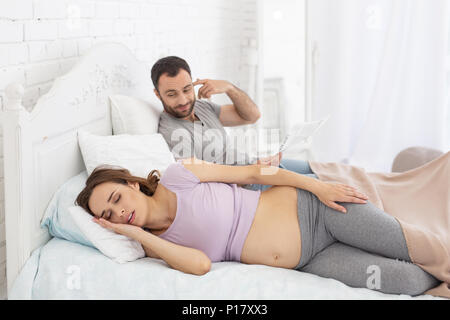 Attraente donna incinta prendendo nap Foto Stock