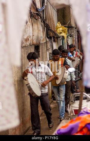 MUMBAI, India - luglio 10,2016 : banda locale suonare strumenti tradizionali a Mumbai Foto Stock