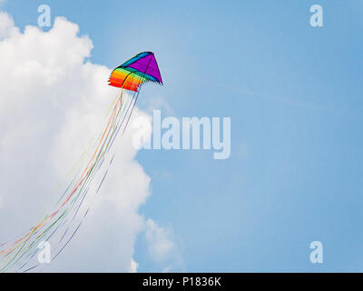 Pila di 16 2-line delta stunt kites con code lunghe con i colori del arcobaleno battenti. Foto Stock