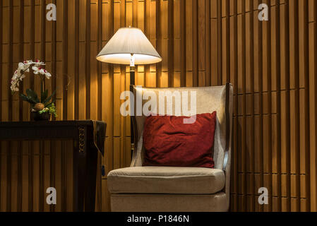 Divani di lusso in hotel del guest lounge con illuminazione notturna. Foto Stock