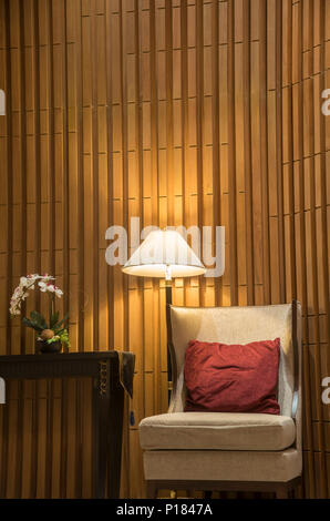 Divani di lusso in hotel del guest lounge con illuminazione notturna. Foto Stock