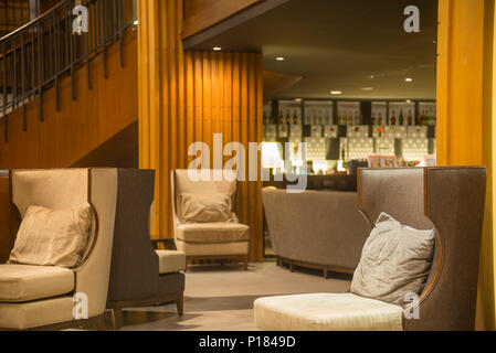 Divani di lusso in hotel del guest lounge con illuminazione notturna. Foto Stock