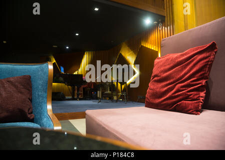 Divani di lusso in hotel del guest lounge con illuminazione notturna. Foto Stock