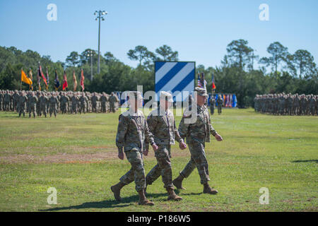 Il Mag. Gen. Leopoldo Quintas, sinistra, incoming Comandante della terza divisione di fanteria, Gen. Robert Abrams, centro, Comandante U.S. Il comando delle forze e il Mag. Gen. James Rainey, destro, in uscita Comandante generale terza divisione di fanteria, completare l'ispezione delle truppe. La terza divisione di fanteria modifica del comando cerimonia si è svolta sul campo Cotrell a Fort Stewart, GA, 8 maggio 2017. Foto Stock