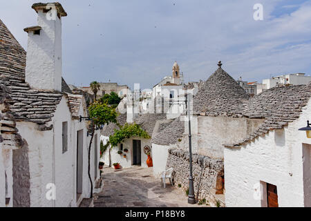 Unico piccolo Sud Italia città Alberobello con pietre antient case conica trullo, destinazione turistica, regione Puglia in provincia di Bari Foto Stock
