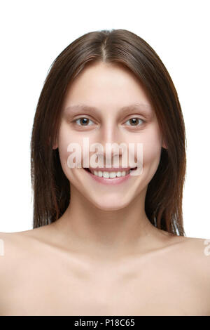 Ritratto di una giovane ragazza carina senza make up. modello avente bella faccia con un bel sorriso, labbra carnose, grandi occhi e denti bianchi. Il marrone scuro capelli, aperto sulle spalle. Bianco di sfondo per studio. Foto Stock