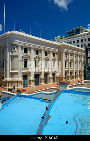 Wellington Town Hall e acqua caratteristica Piazza Civica, Wellington, Isola del nord, Nuova Zelanda Foto Stock