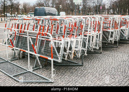 Barricate o recinti per azioni pubbliche a Berlino. Recinzioni per dimostrazioni o l'azione di protesta e di tutela della legge e dell'ordine. Foto Stock