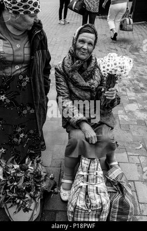 Una donna che vendono fiori al di fuori di Kiev stazione ferroviaria, Kiev, Ucraina Foto Stock