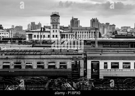 Treni in disuso a Kiev stazione ferroviaria, Kiev, Ucraina Foto Stock