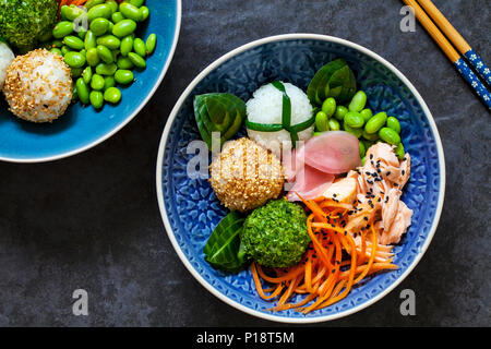 Giapponese sushi onigiri polpette di riso con salmone e semi di soia Foto Stock