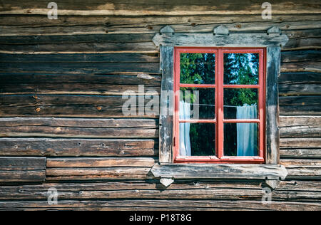 Vecchi e usurati parete in legno con finestra al cottage abbandonati. Foto Stock