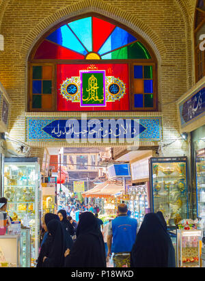 TEHRAN, IRAN - 22 Maggio 2107: Persone a Teheran il Grand Bazaar. Il Grand Bazaar è un vecchio mercato storico di Teheran. Foto Stock