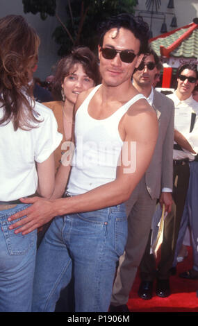 HOLLYWOOD, CA - 6 ottobre: Attore Brandon Lee assiste il 'Little Man Tate' Hollywood Premiere il 6 ottobre 1991 presso il Teatro Cinese di Mann in Hollywood, la California. Foto di Barry re/Alamy Stock Photo Foto Stock