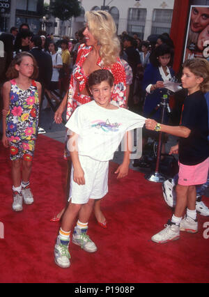 HOLLYWOOD, CA - 6 ottobre: attrice Linda Thompson e suoi figli Brody Jenner e Brandon Jenner frequentare il 'Little Man Tate' Hollywood Premiere il 6 ottobre 1991 presso il Teatro Cinese di Mann in Hollywood, la California. Foto di Barry re/Alamy Stock Photo Foto Stock