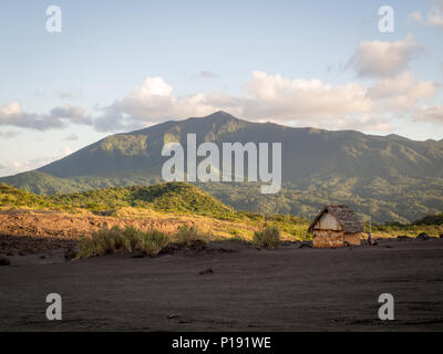 Remoto rifugio solitario in un paesaggio tropicale, dell'Isola di Tanna, Vanuatu Foto Stock