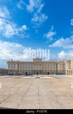 Palacio Real Madrid, vista su Plaza de la Armeria verso lo storico Palazzo reale (Palacio Real) nel centro di Madrid, Spagna. Foto Stock