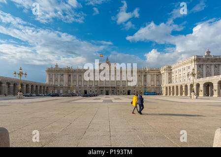 Palacio Real Madrid, vista attraverso la Plaza de la Armeria verso il Palazzo Reale (Palacio Real) nel centro di Madrid, Spagna. Foto Stock