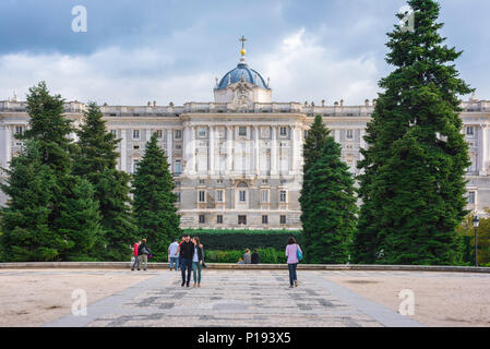 Madrid Palacio Real, vista sul lato nord del Palacio Real, il Palazzo reale, nel centro di Madrid da una terrazza nei Jardines de Sabatini, Spagna Foto Stock