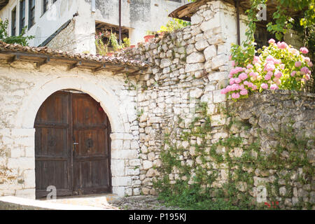 BERAT, ALBANIA - Giugno 2018: città storica Berat, architettura ottomana in Albania, Sito Patrimonio Mondiale dell'Unesco. Vecchie case di pietra in Berat, Albania Foto Stock