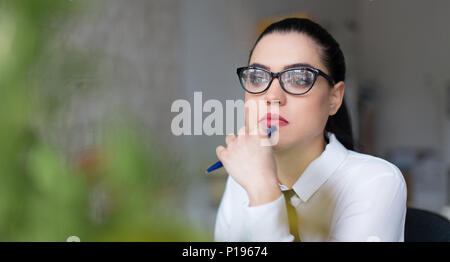 Giovane imprenditrice caucasica pensando in office ritratto Foto Stock